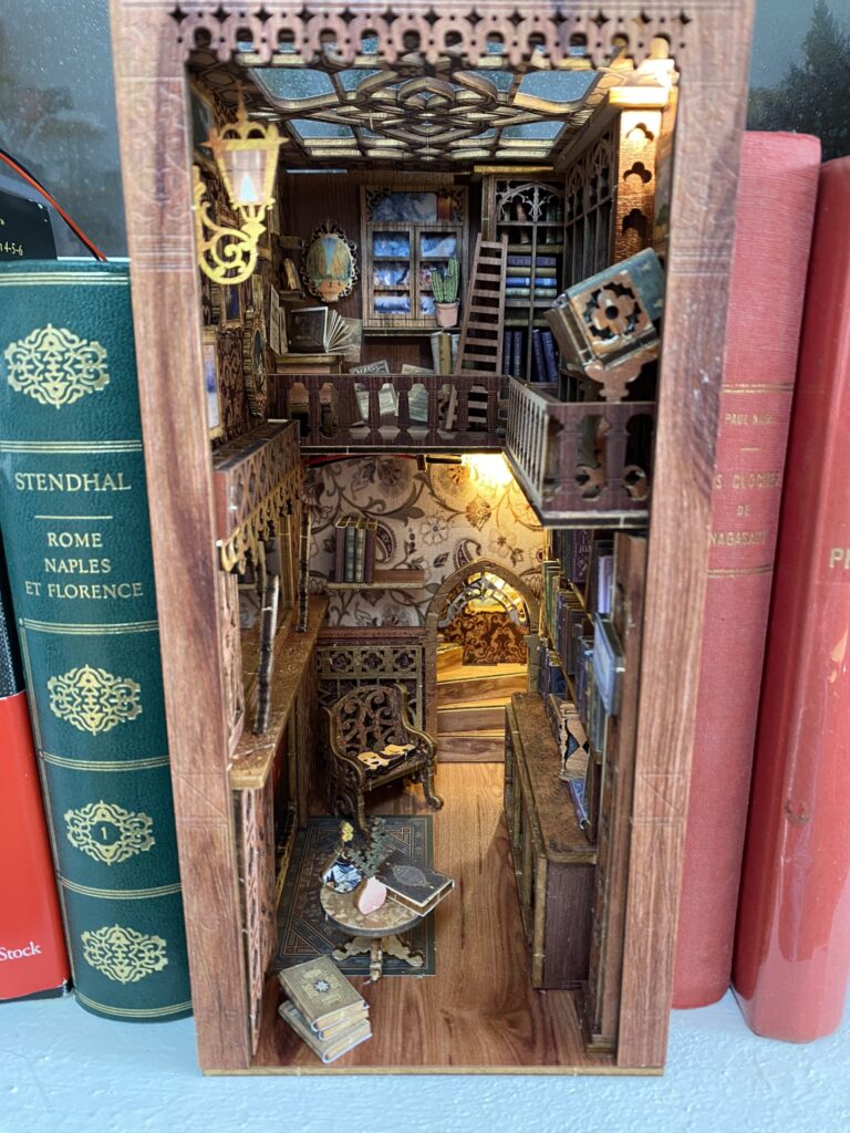 Maquette cachée dans un livre de bibliothèque 15 tuto pour construire un book nook bibliothèque en kit