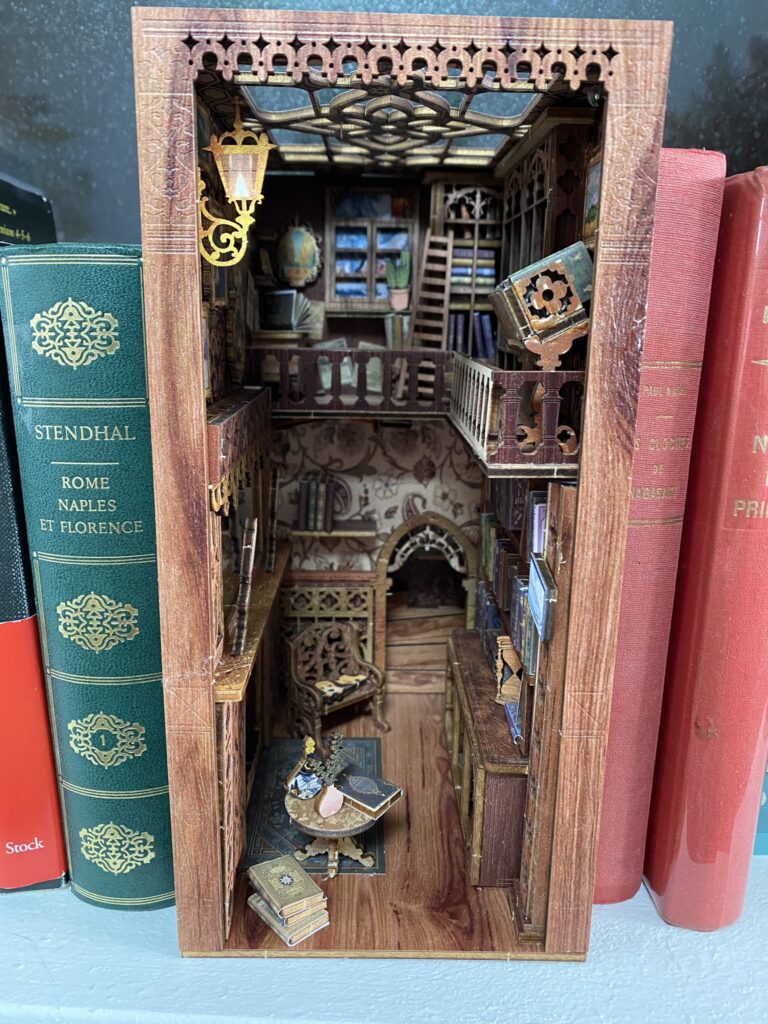 Maquette cachée dans un livre de bibliothèque 14 tuto pour construire un book nook bibliothèque en kit