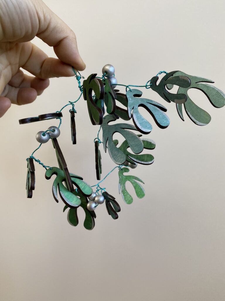 Menu découverte de la créativité : les ateliers surprises ! 8 suspension guitoris : mi gui et mi clitoris en bois
