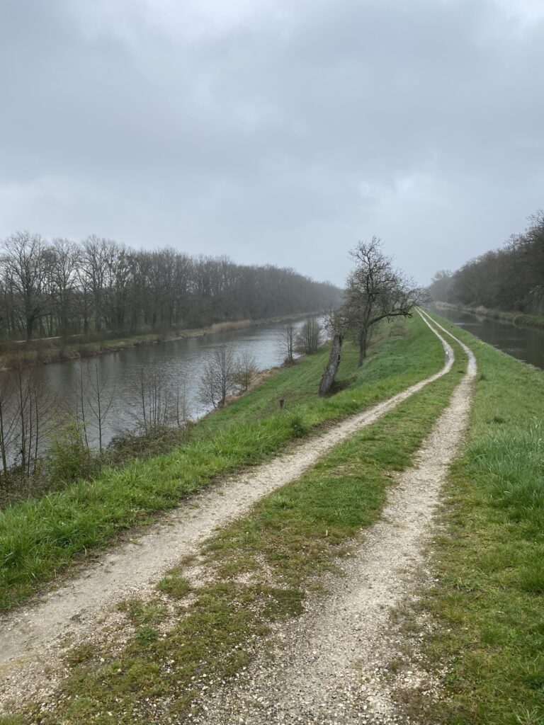 suivre les voies vertes en vélo  le long des canals en France