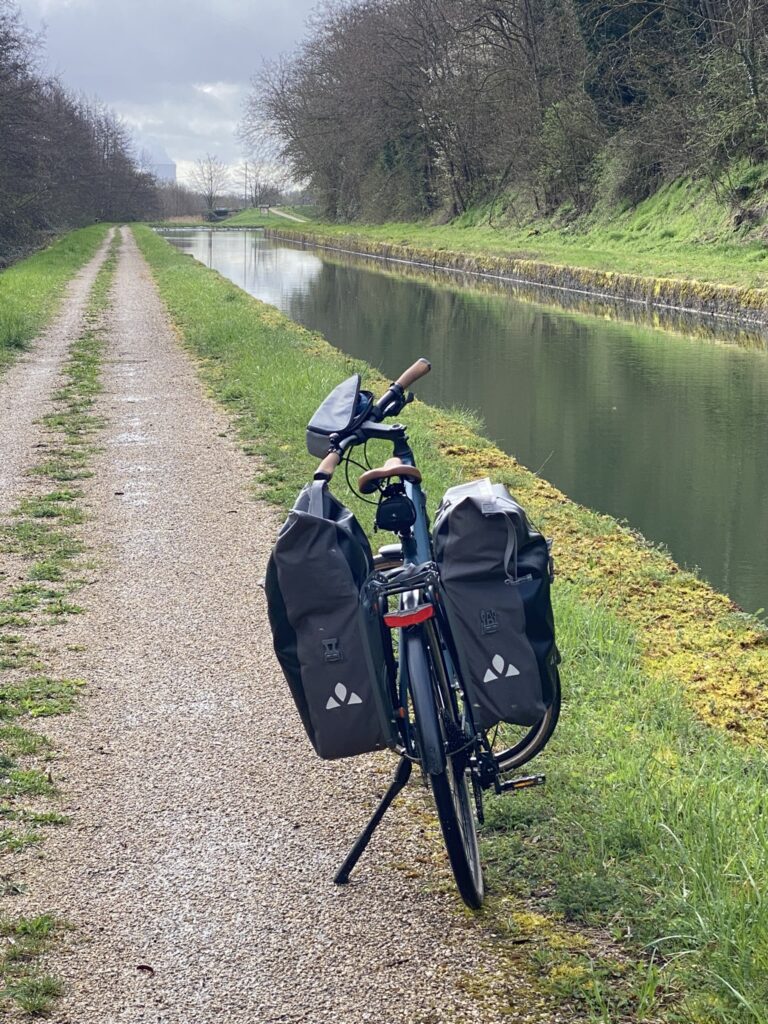suivre les voies vertes en vélo  le long des canals en France