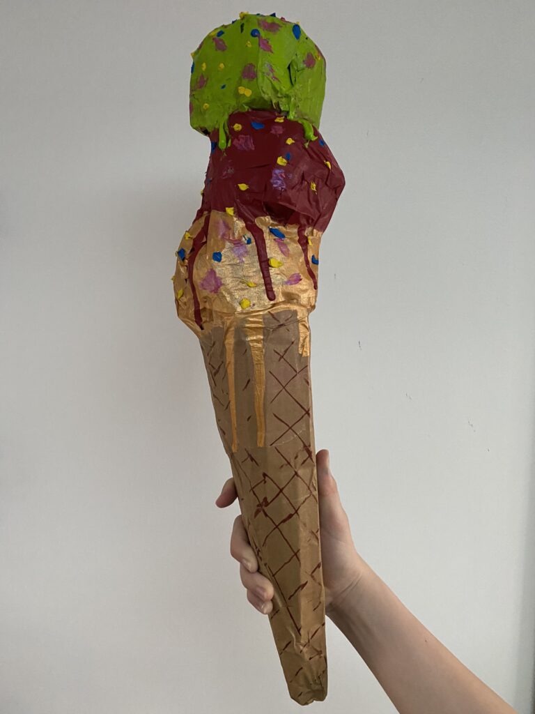 Surprise d'anniversaire  : Fabrication de glace en carton où on glisse des cadeaux comme une pinata