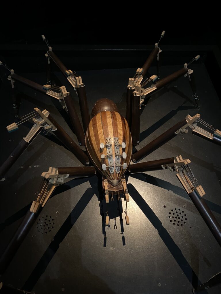 exposition bestiaire utopique : insectes fabriqués à partir d'instruments de musique