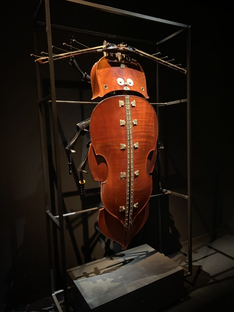 exposition bestiaire utopique : insectes fabriqués à partir d'instruments de musique