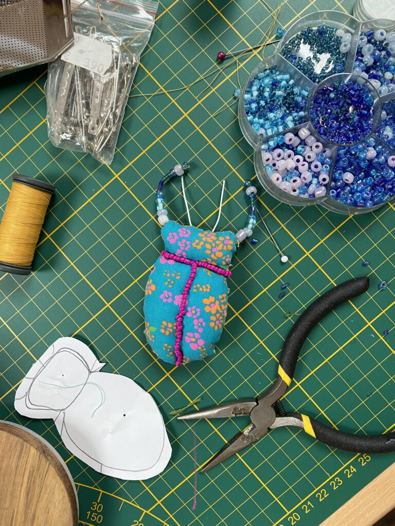 Une journée entière à muscler sa créativité et sa confiance 18 une journée de créativité : fabrication d'insectes en tissu