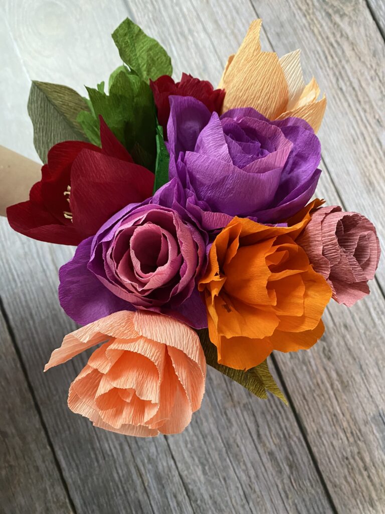 une journée de créativité : apprendre à faire des fleurs en papier crépon