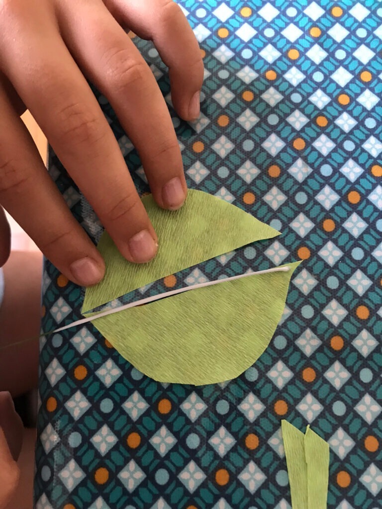 Formule magique pour fabriquer des botrucs 3 collage d'un fil de fer entre deux demi-feuilles