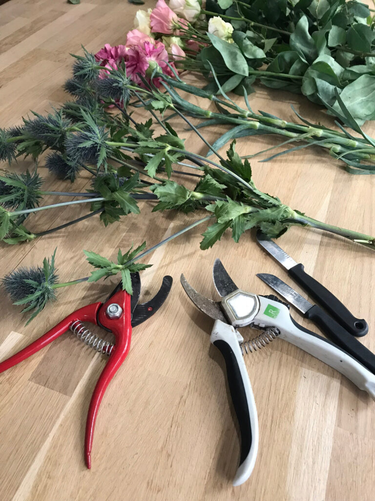 Fabriquer un bouquet de fleur comme un fleuriste. 1 Atelier floral, 2 sécateurs, 2 couteaux et fleurs rangées