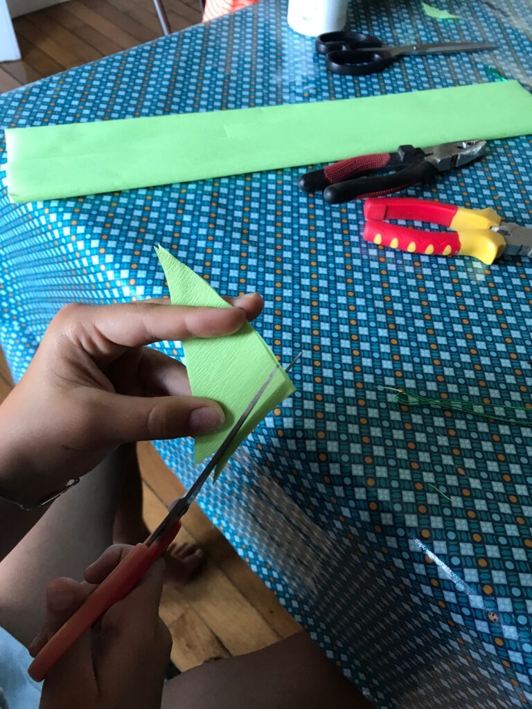 Formule magique pour fabriquer des botrucs 2 découpage de triangles de papier crépon pour découper des demi-feuilles