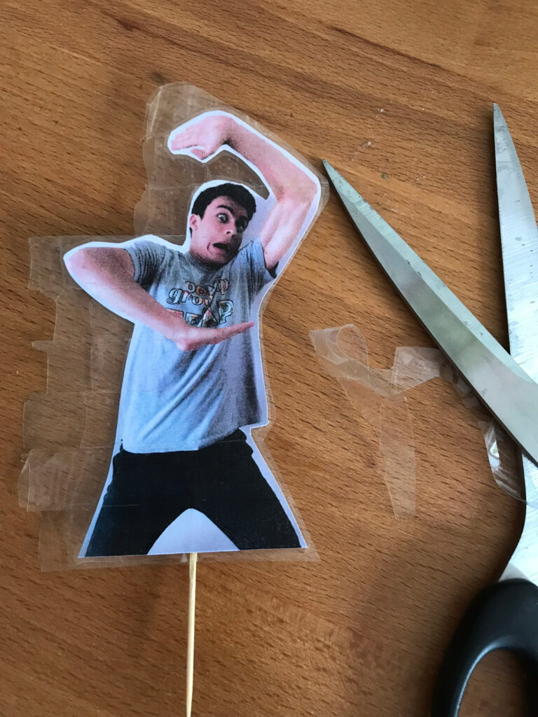 Anniversaire grand-père : Fabrication en 2 étapes d'un cadeau 5 image d'un petit fils plastifiée à moitié détourée