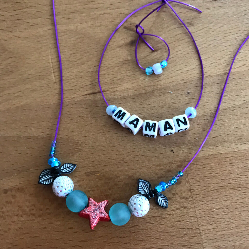 La fête des mères : mes cadeaux, impressions et réflexions 2 deux bracelets en perles pour la fête des mères