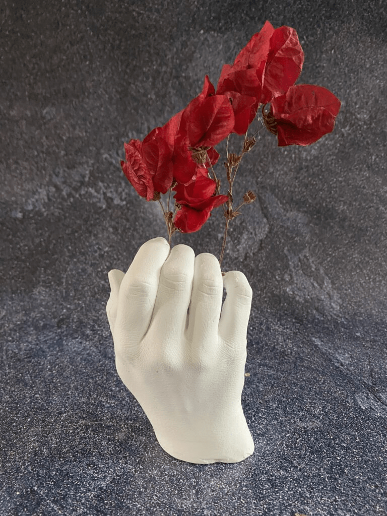 Idée de cadeau pour nos professeurs adorées 3 Main en plâtre maison qui tient des fleurs