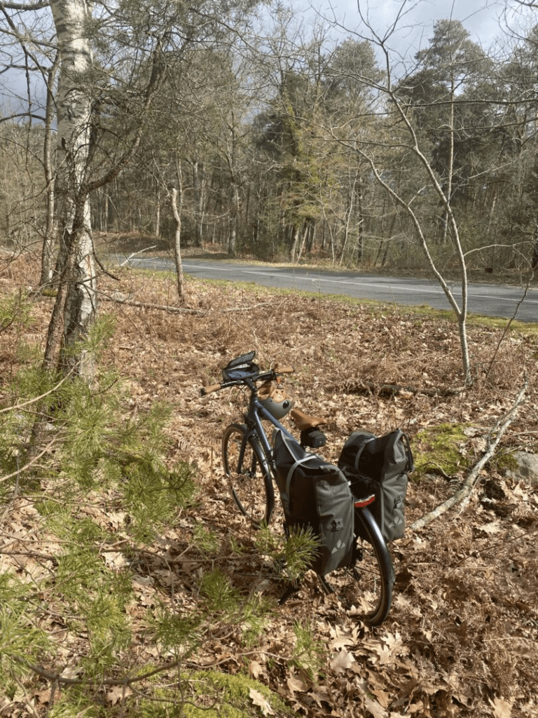 Vélo perdu dans la campagne au bord d'une route