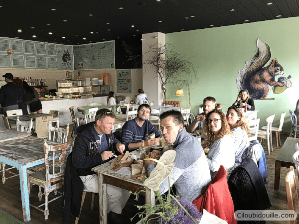 amis dans un restaurant à berlin