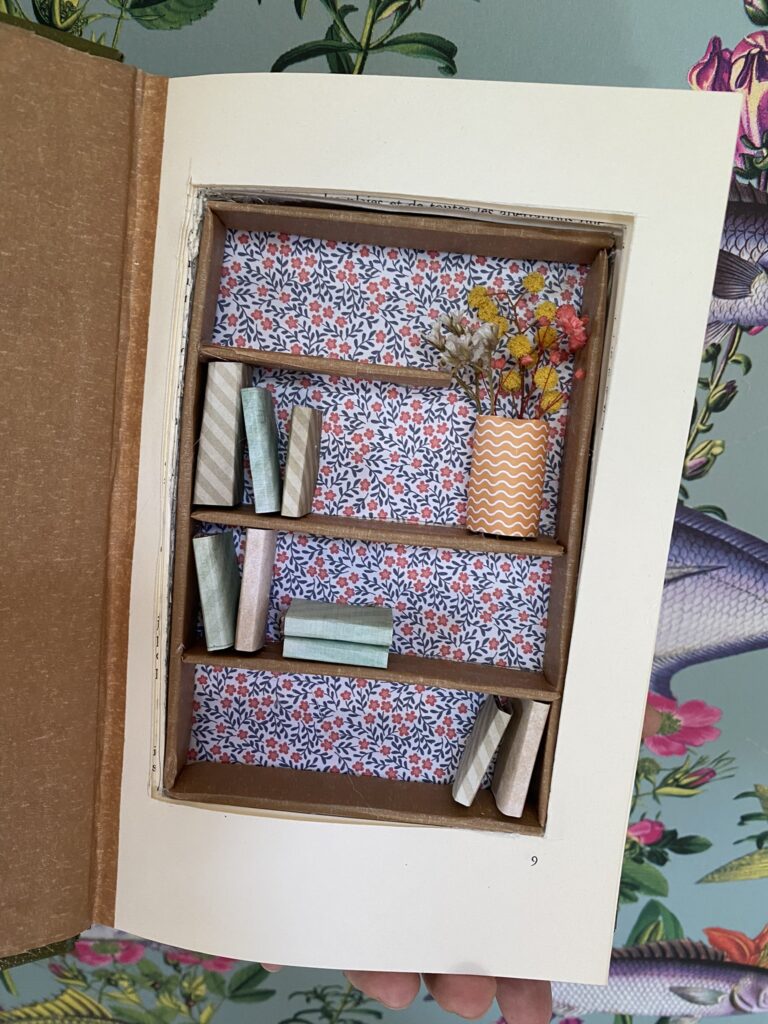 Un livre transformé en mini bibliothèque