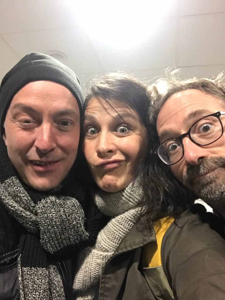 Stage d'écriture de chanson avec les frères Volo 1 Ciloubidouille avec les frères Volo. Olivier à droite et Frédéric à gauche. Ils sont tous souriant. Ils font un selfie