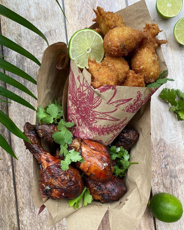 Cheffe Maëlle nous prépare un magnifique plat 2 Street food faite maison, poulet et accras emballage écologique Ciloubidouille
