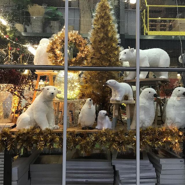 Le marché de Rungis : Un immense lieu de consommation 11 Vitirine decoration ours polaires 1