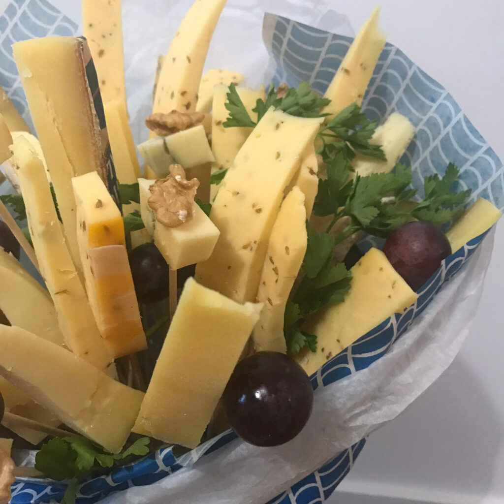 Idée originale pour les apéros 2 bouquet de fromages en gros plan pour apéro