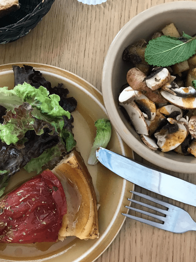 tarte à l'aubergine et salade de champignons