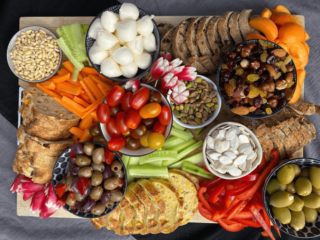 plateau apéro légumes pain, et entrées en tout genre