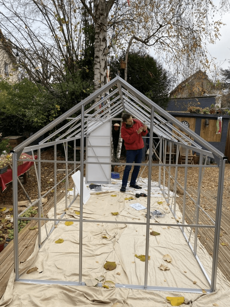 Créez votre bibliothèque DIY en bois et briques 2 serre de jardin en construction