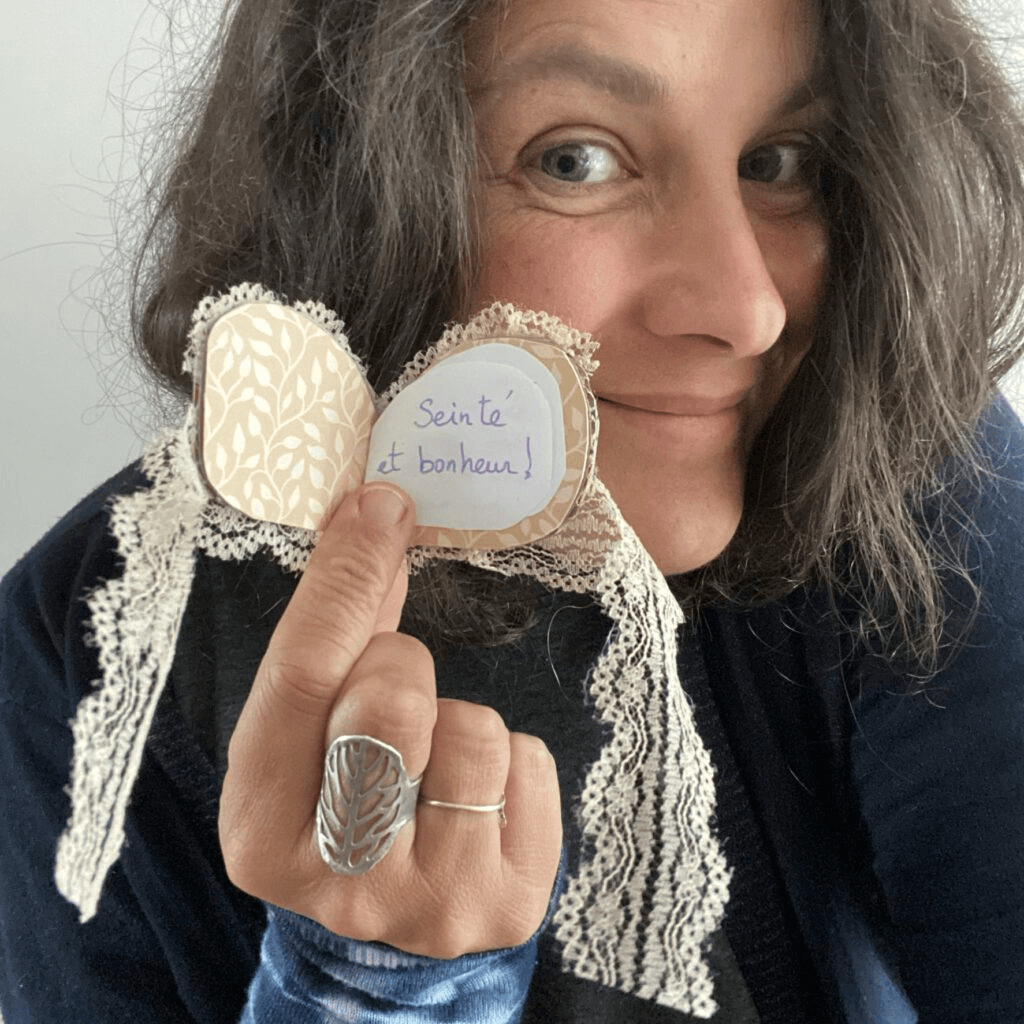 Super récap : 60 idées de cadeaux surprise DIY attentionnés 11 Cadeau surprise DIY : livre soutien gorge