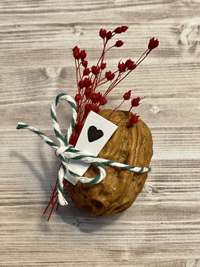 Super récap : 60 idées de cadeaux surprise DIY attentionnés 17 Cadeau surprise DIY : coque de noix surprise