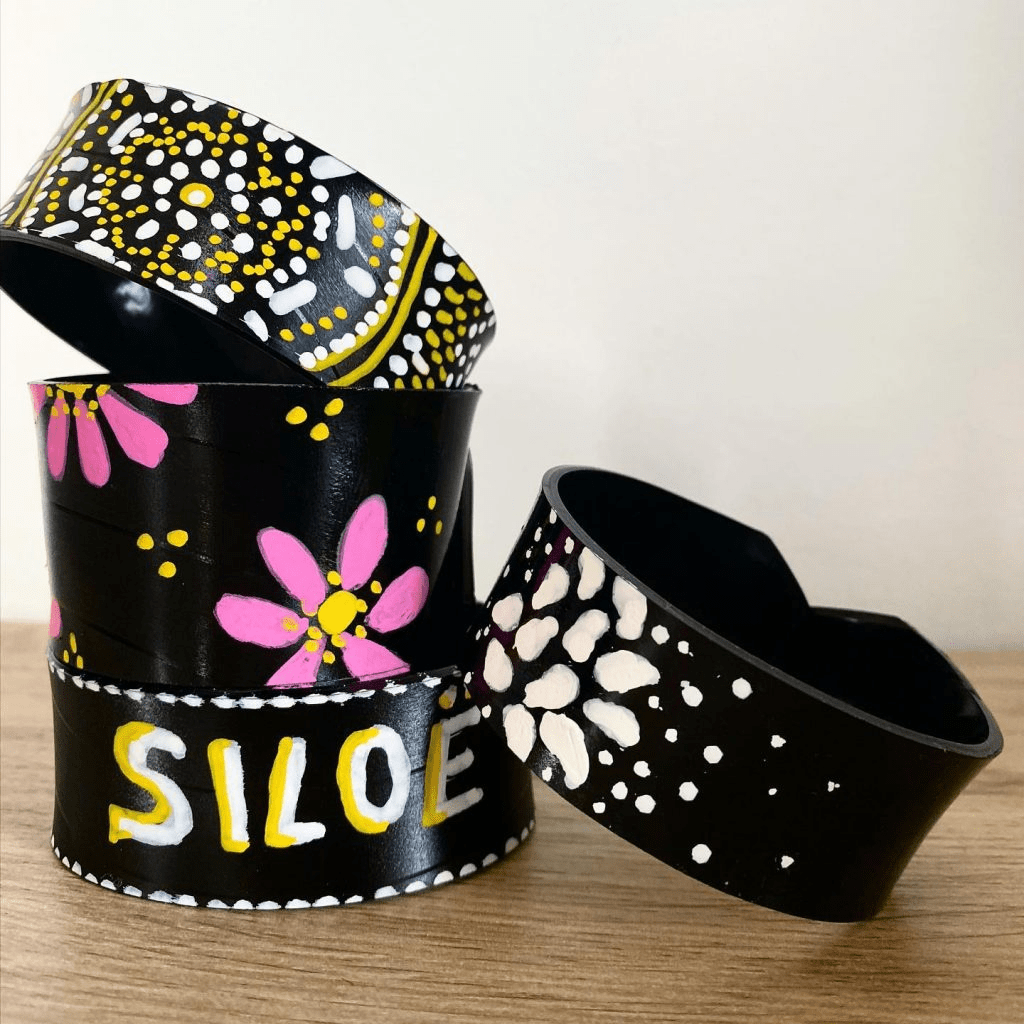 Super récap : 60 idées de cadeaux surprise DIY attentionnés 19 Cadeau surprise DIY : bracelet vinyle chic