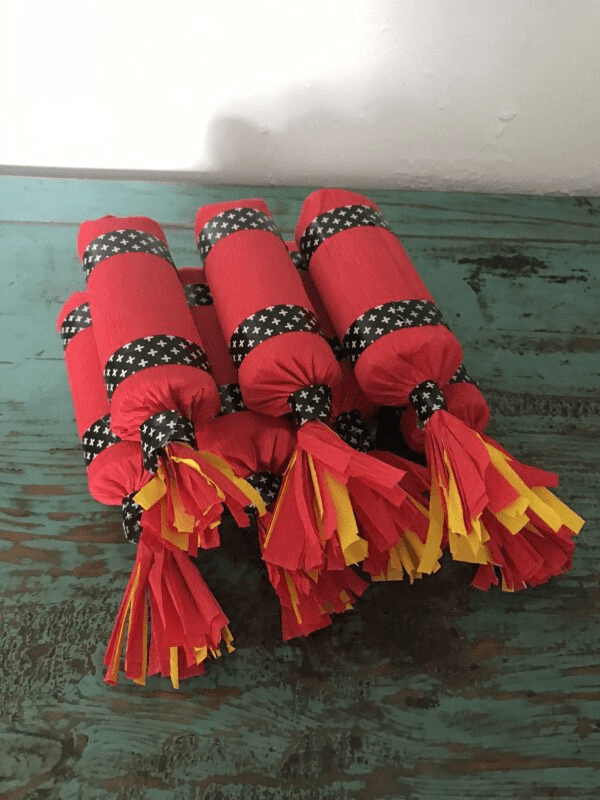 Super récap : 60 idées de cadeaux surprise DIY attentionnés 33 Cadeau surprise DIY : dynamite en carton