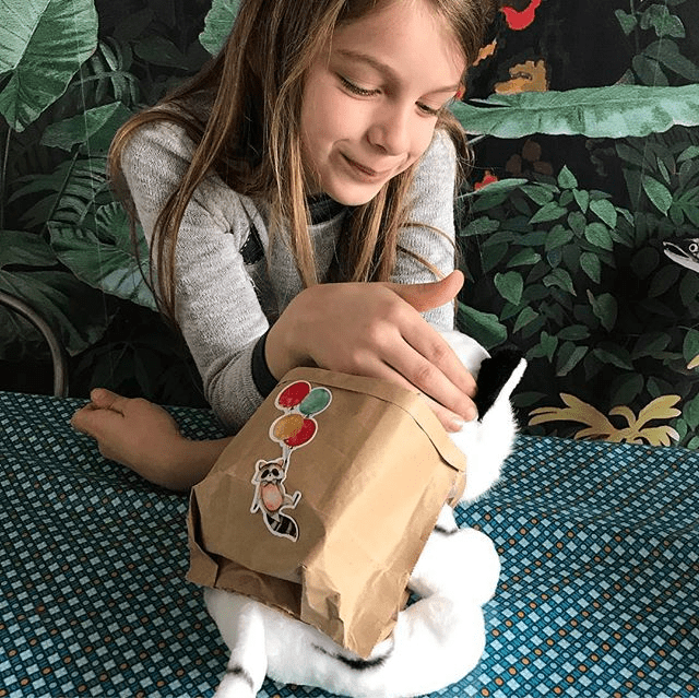 Super récap : 60 idées de cadeaux surprise DIY attentionnés 38 Cadeau surprise DIY : sac à dos en papier