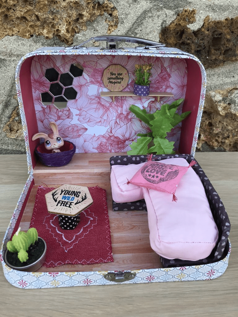 Super récap : 60 idées de cadeaux surprise DIY attentionnés 40 Cadeau surprise DIY : Maison de poupée dans une valise