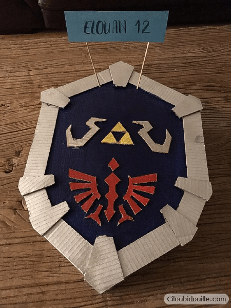 Super récap : 60 idées de cadeaux surprise DIY attentionnés 43 Cadeau surprise DIY : bouclier Hylia en carton