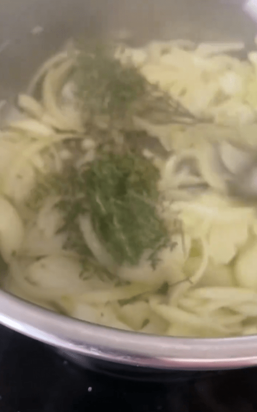 Mon expérience sur l'abondance de mon jardin 2 oignons et thym qui cuisent