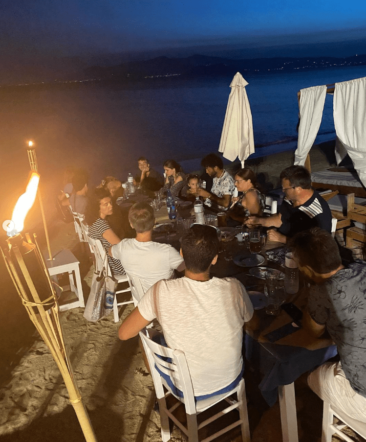 Découverte de Naxos : île grecque paisible et conviviale 6 diner en famille lors d'un séjour à Naxos