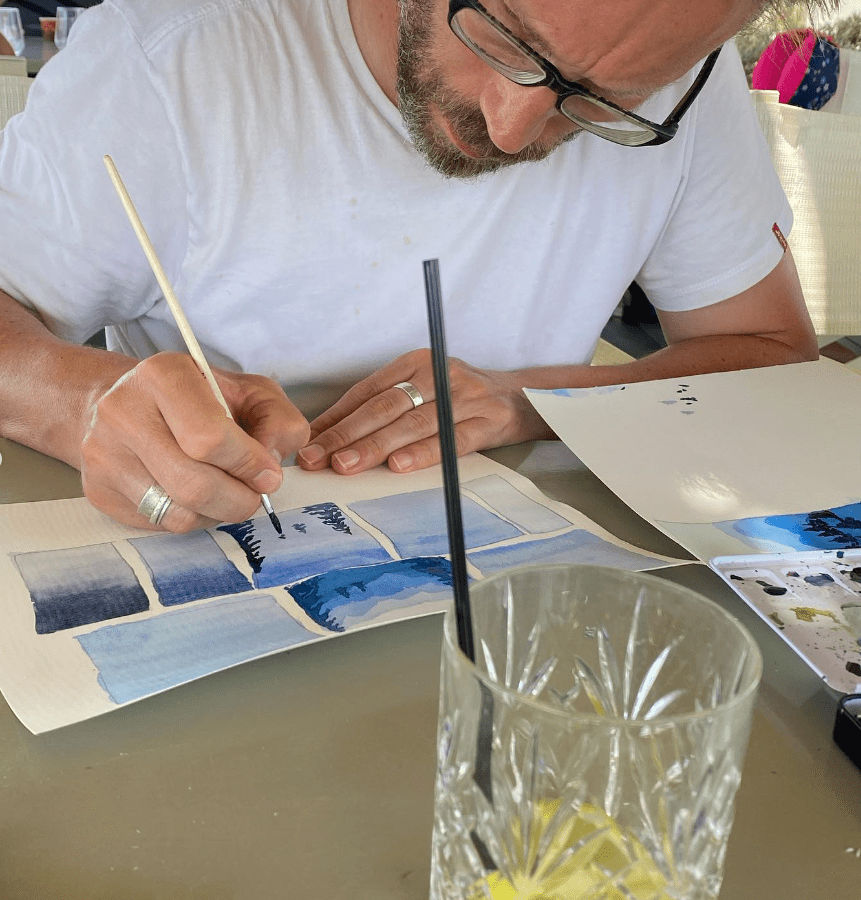 Découverte de Naxos : île grecque paisible et conviviale 8 homme qui peint en aquarelle