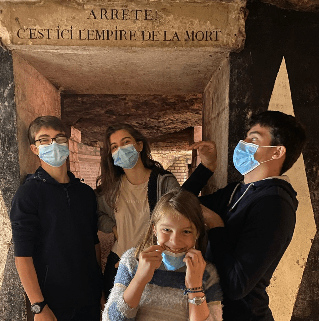 Jardin des plantes en famille : expositions lumineuses 7 Famille devant les catacombes de paris