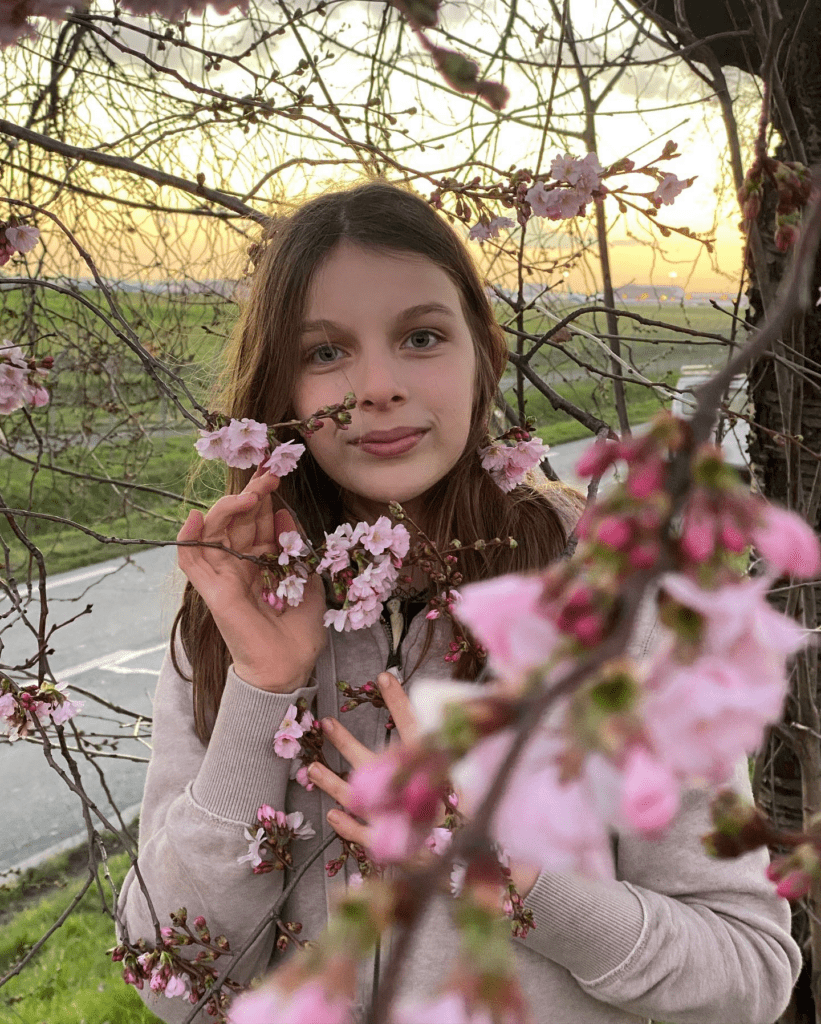 petite fille près d'un cerisier japonais