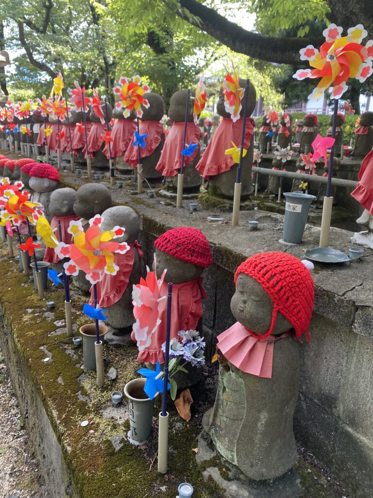 Trois jours à Tokyo en famille 125 temple zojo-ji à tokyo et son sanctuaire Jizo
