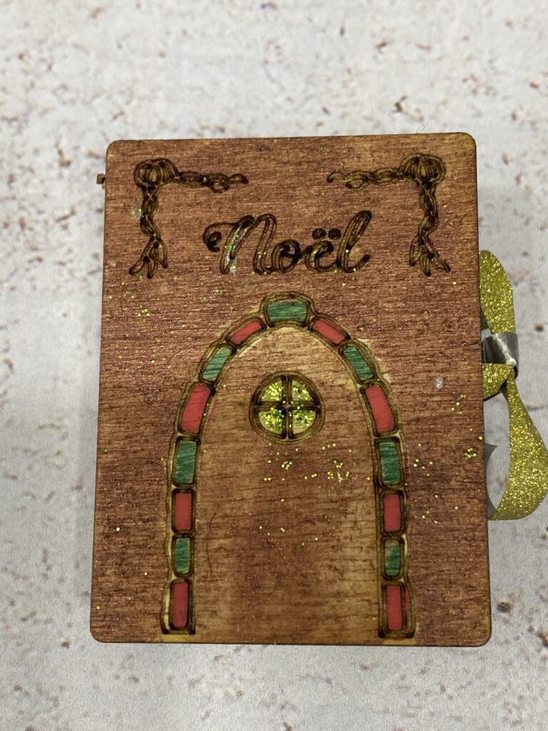 mini livre à la couverture en bois