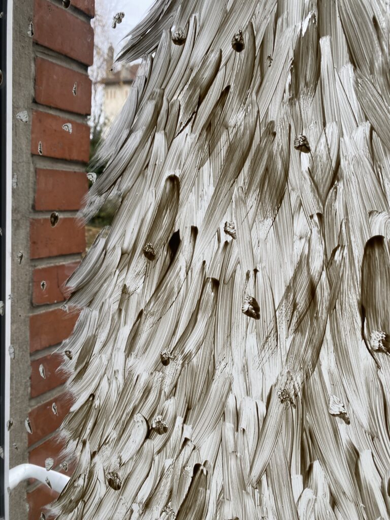 décoration sur vitre : sapin en blanc de meudon