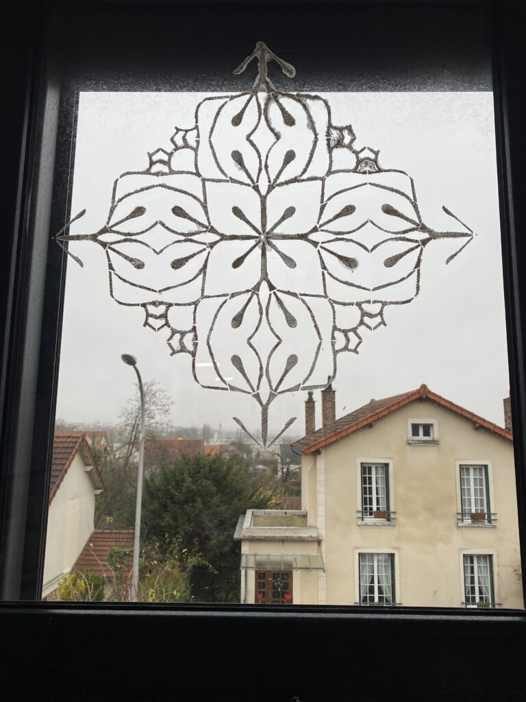 tuto décoration de vitre en blanc de meudon