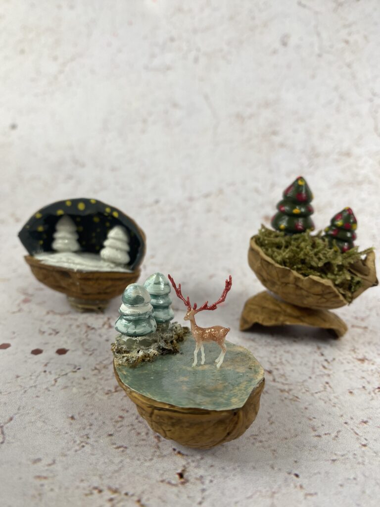 miniatures de cerf et de sapins dans une noix