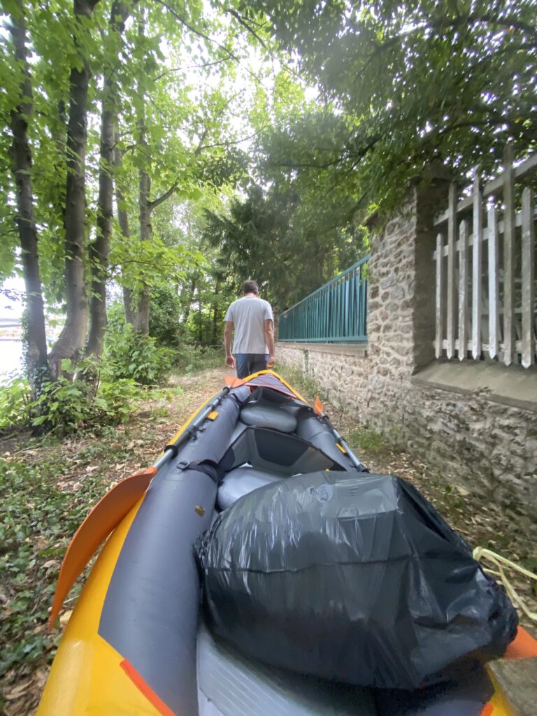 nettoyage des berges en canoë