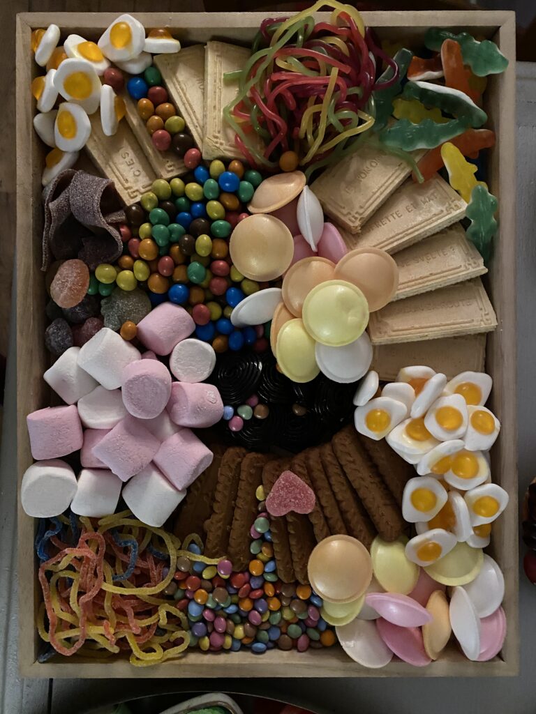 Tablette de chocolat gourmande ou comment fabriquer un cadeau maison personnalisé 15 plateau de bonbons, variante sucrée du plateau apéro
