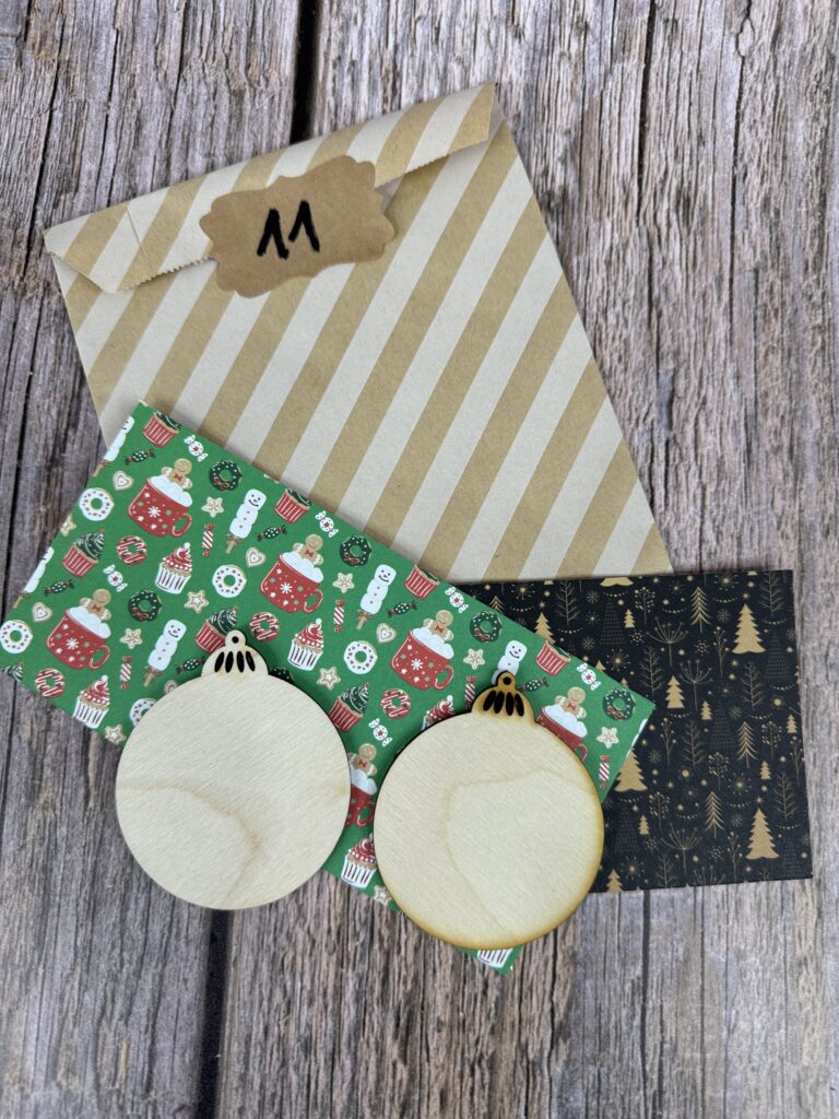 Surprise du jour 11 : les boules de Noël 1 boule de Noël en bois à personnaliser