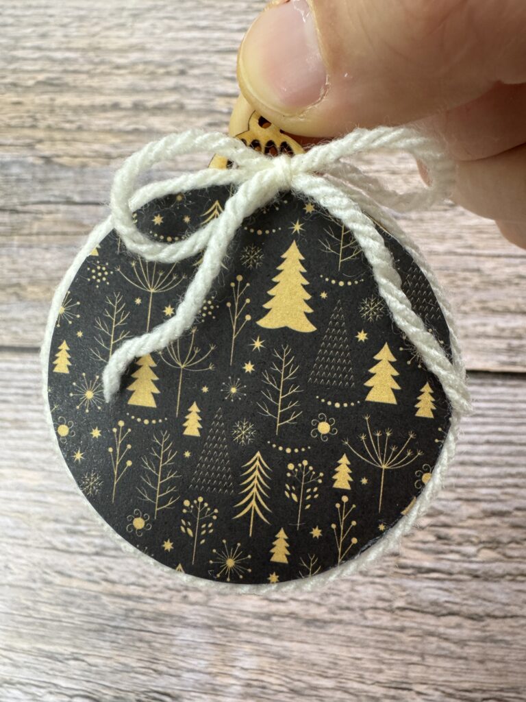 Surprise du jour 11 : les boules de Noël 2 boule de Noël en bois à personnaliser