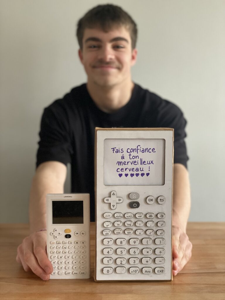 calculatrice en carton pour une surprise à un examen