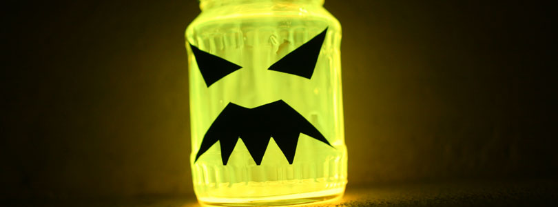 bouteille de vecteur avec illustration plate de potion verte. bouteille d'halloween avec crâne