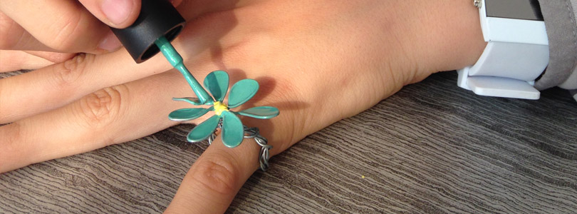 Bijoux en vernis à ongle